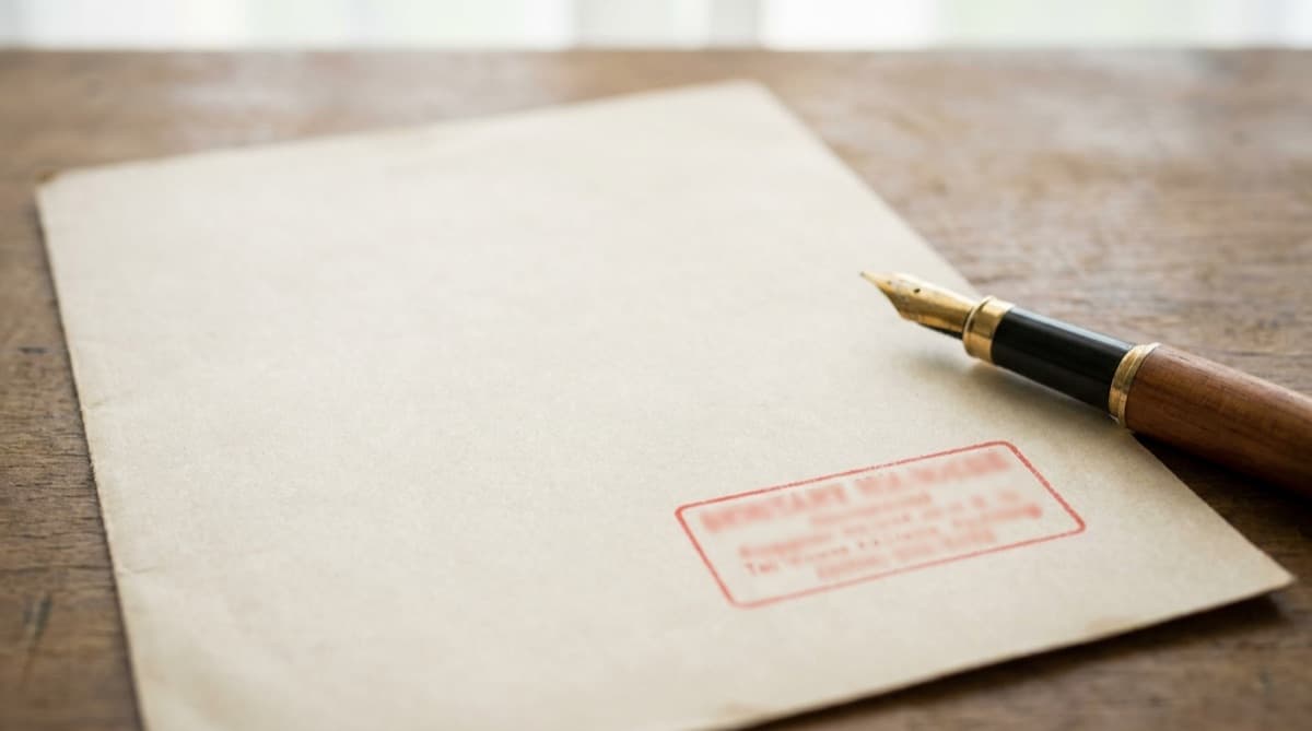 Empreinte de tampon d'entreprise sur un document commercial avec un stylo plume