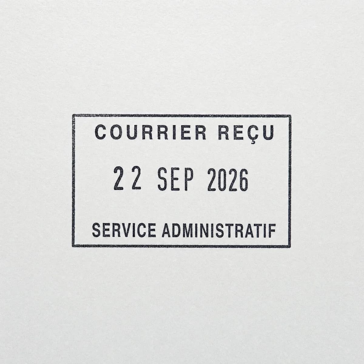 Courrier reçu avec date centrale : exemple d’empreinte à l’encre noire sur papier blanc