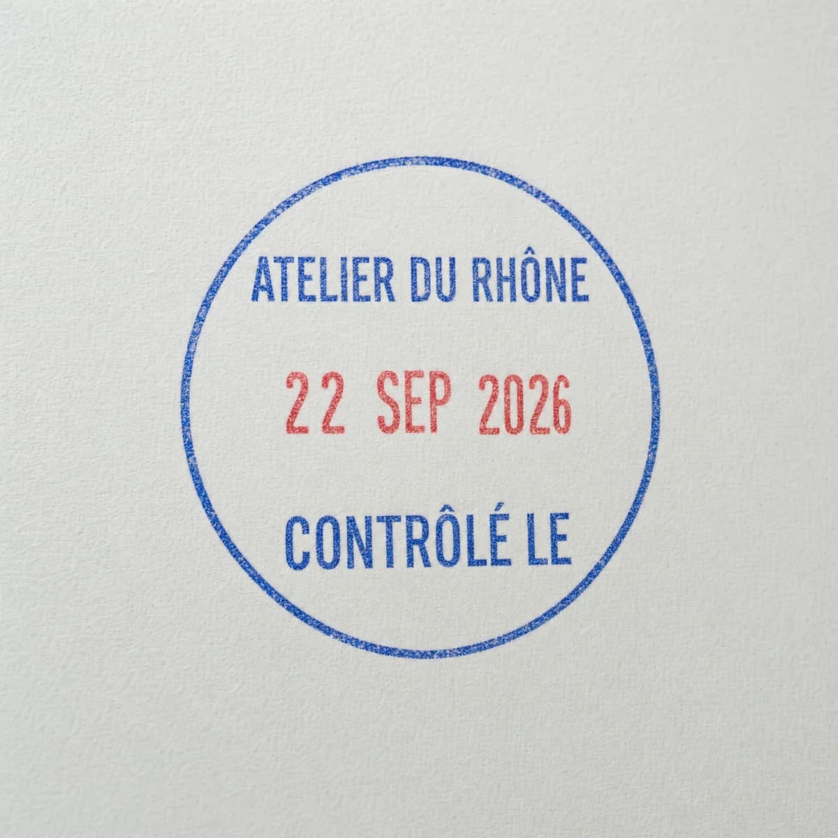 Contrôle daté en deux couleurs : exemple d’empreinte à l’encre bleue et rouge sur papier blanc