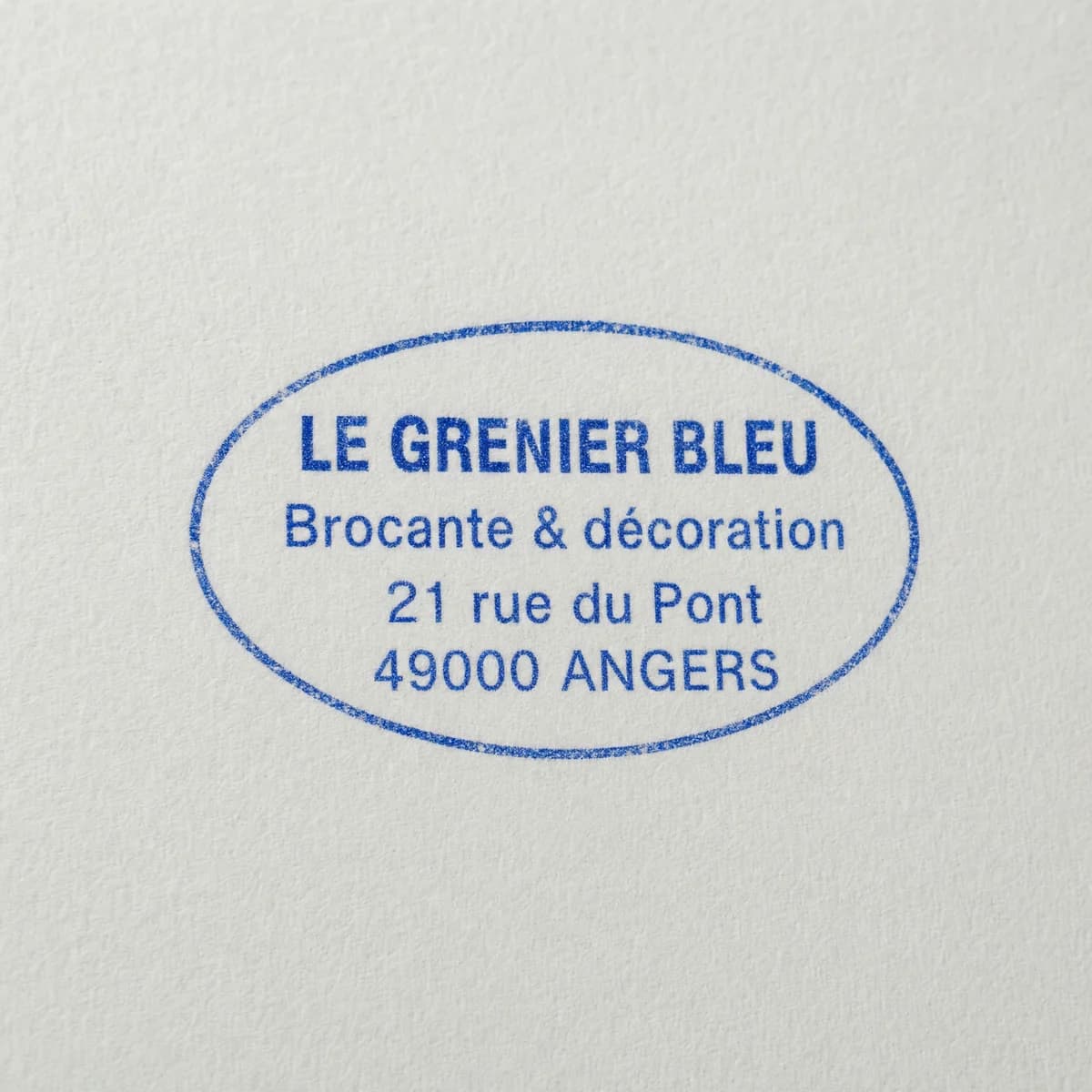 Boutique avec contour ovale bleu : exemple d’empreinte à l’encre bleue sur papier blanc