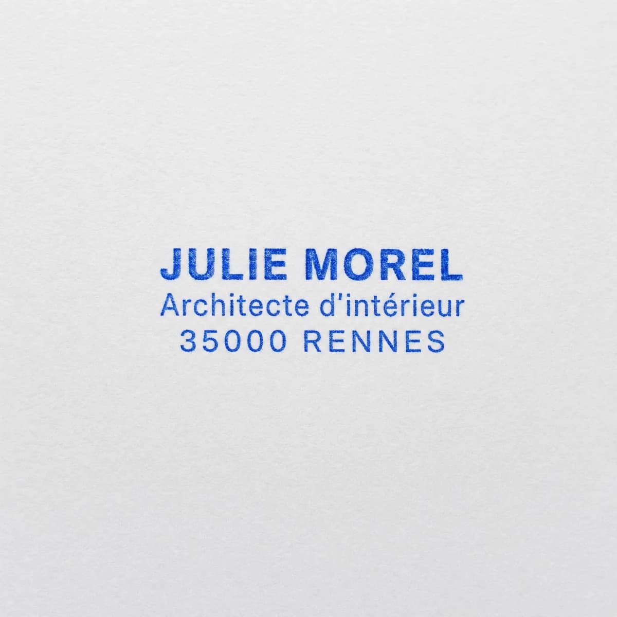 Nom et profession en bleu : exemple d’empreinte à l’encre bleue sur papier blanc