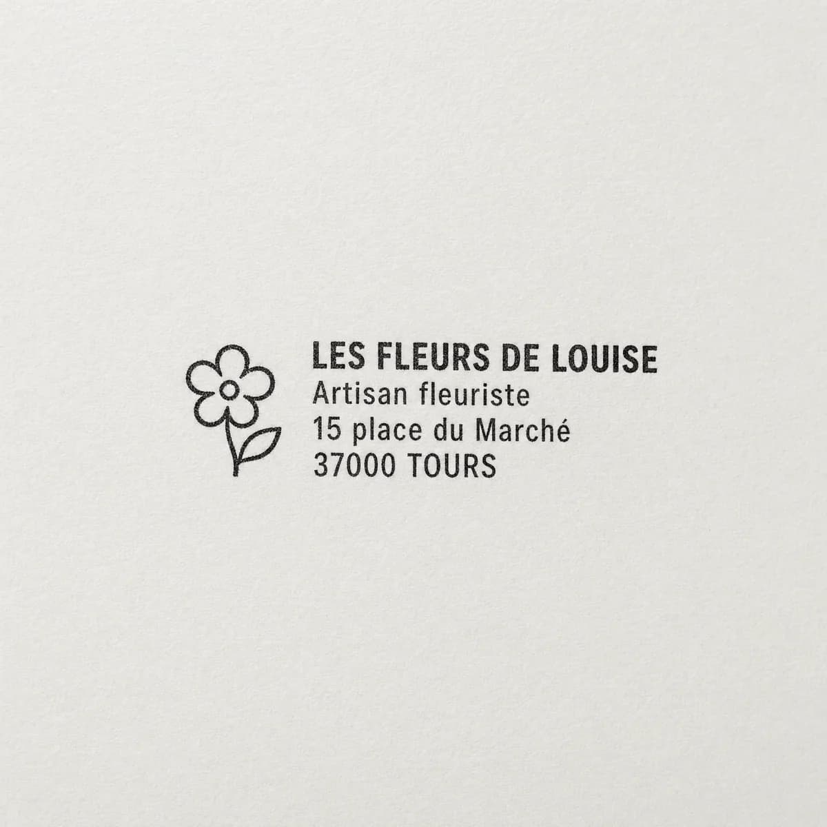 Fleuriste avec logo floral : exemple d’empreinte à l’encre noire sur papier blanc