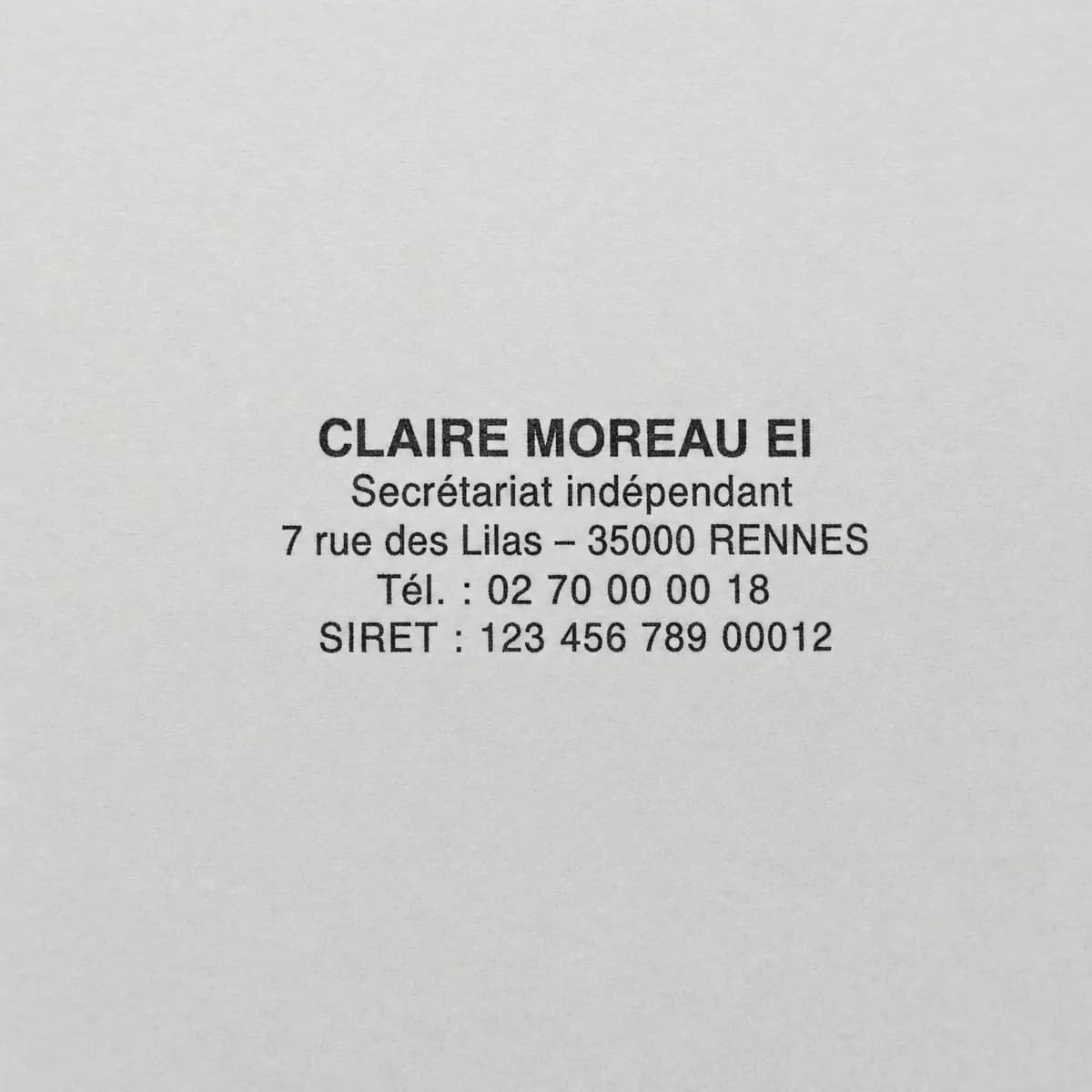 Exemple de personnalisation d’empreinte noire : Claire Moreau EI, activité, adresse, téléphone et SIRET fictif sur cinq lignes
