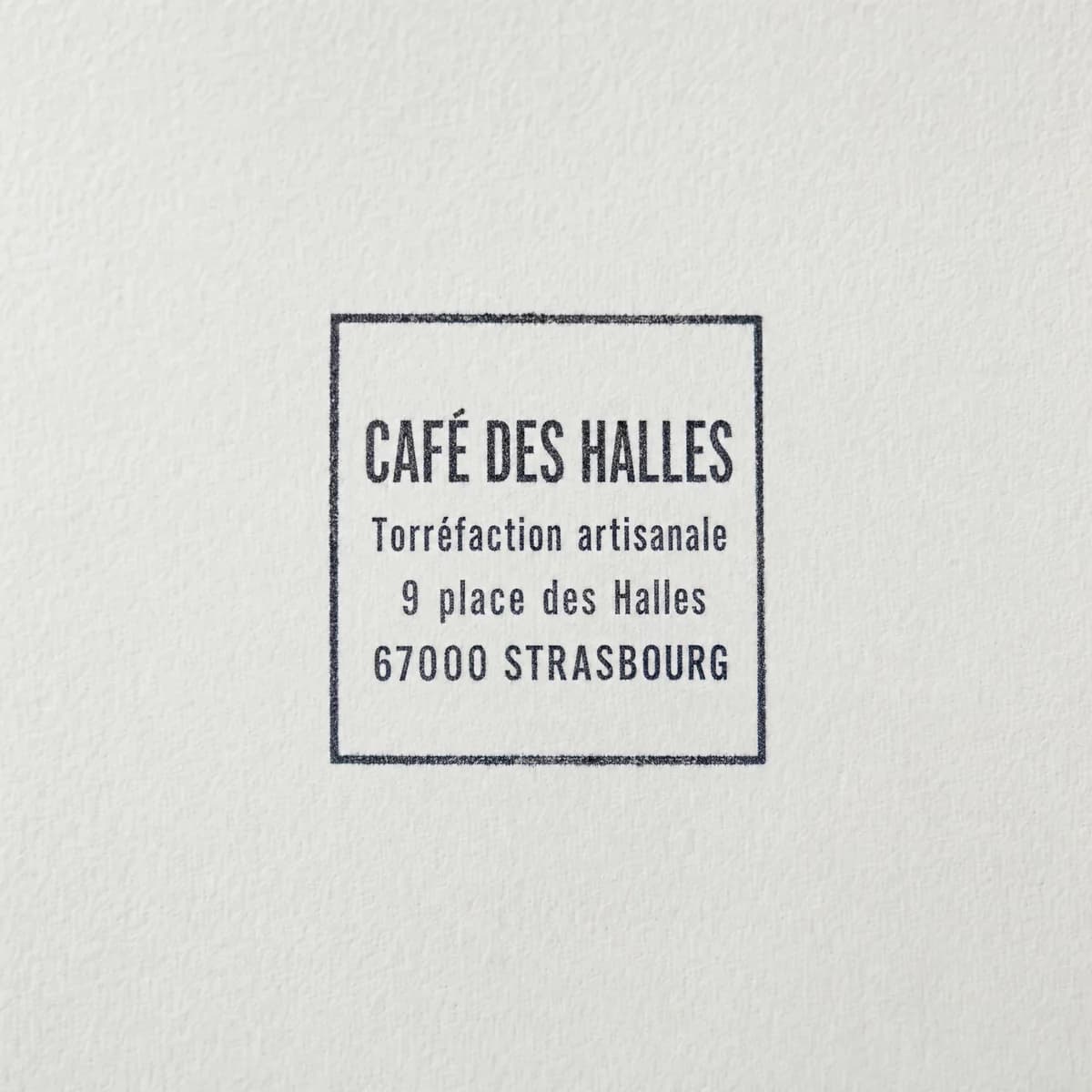 Torréfacteur dans un cadre carré : exemple d’empreinte à l’encre noire sur papier blanc