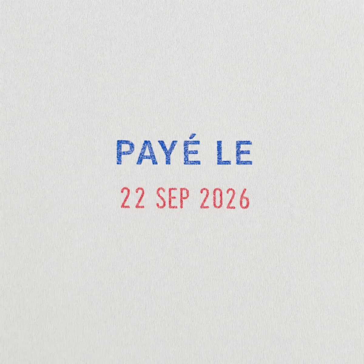 Mention Payé le et date rouge : exemple d’empreinte à l’encre bleue et rouge sur papier blanc