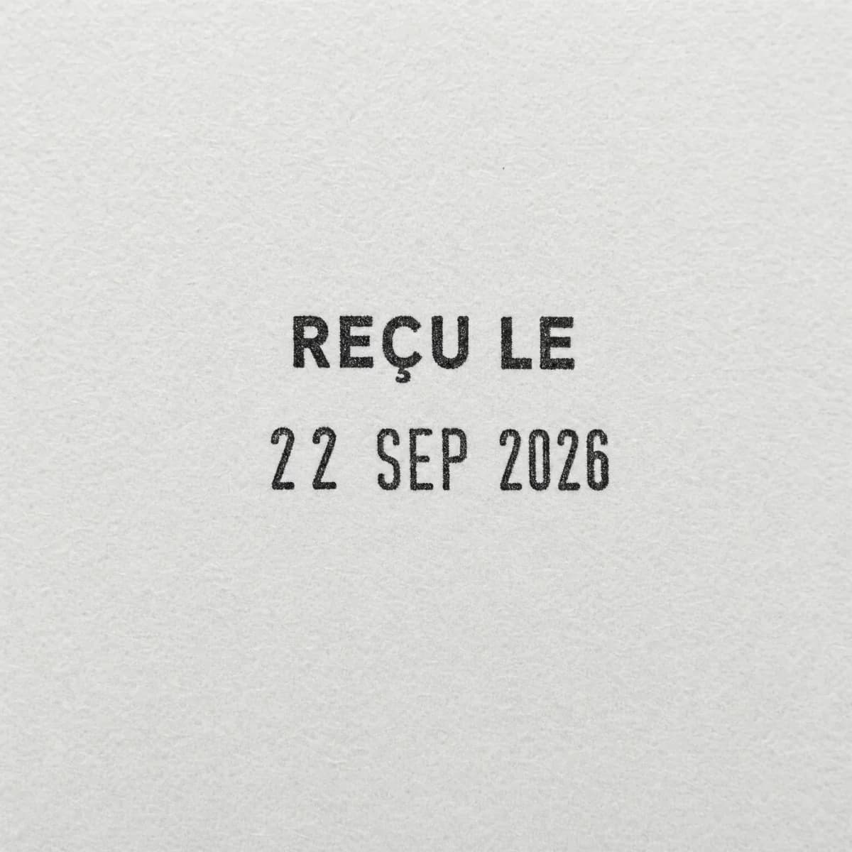 Mention Reçu le au-dessus de la date : exemple d’empreinte à l’encre noire sur papier blanc