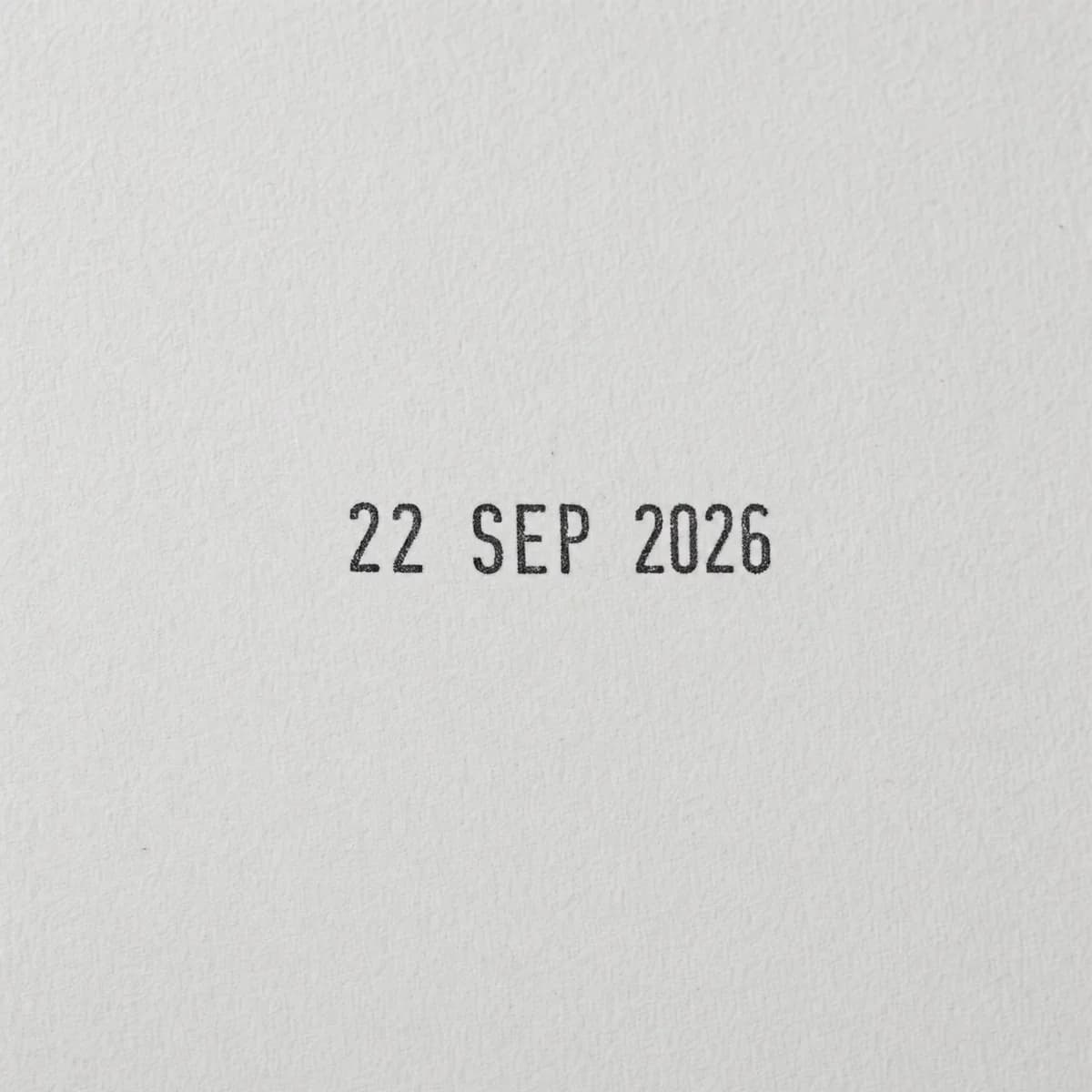 Date seule en noir : exemple d’empreinte à l’encre noire sur papier blanc