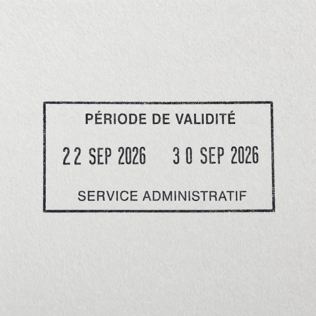 Deux dates pour une période de validité : exemple d’empreinte à l’encre noire sur papier blanc