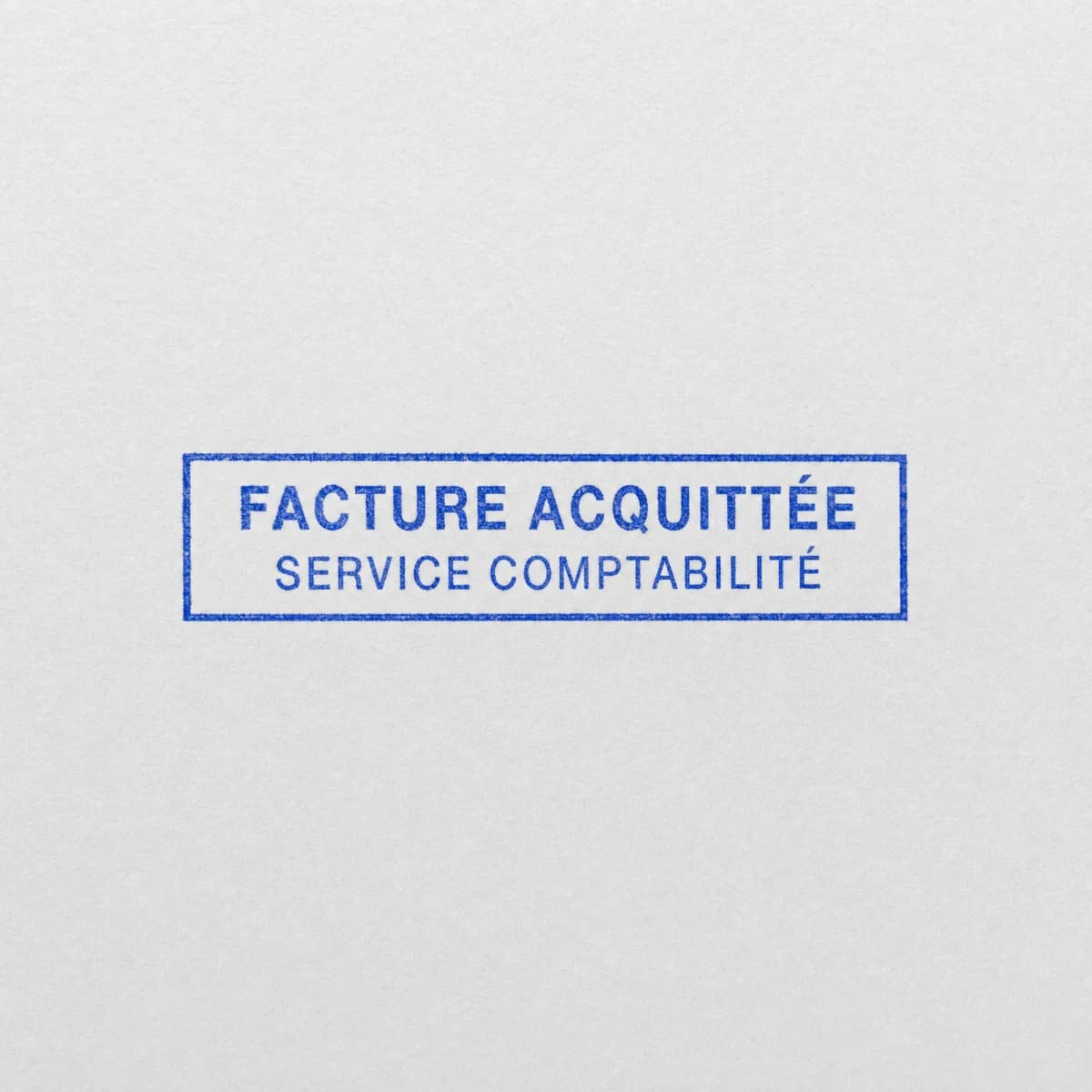Facture acquittée en bleu : exemple d’empreinte à l’encre bleue sur papier blanc