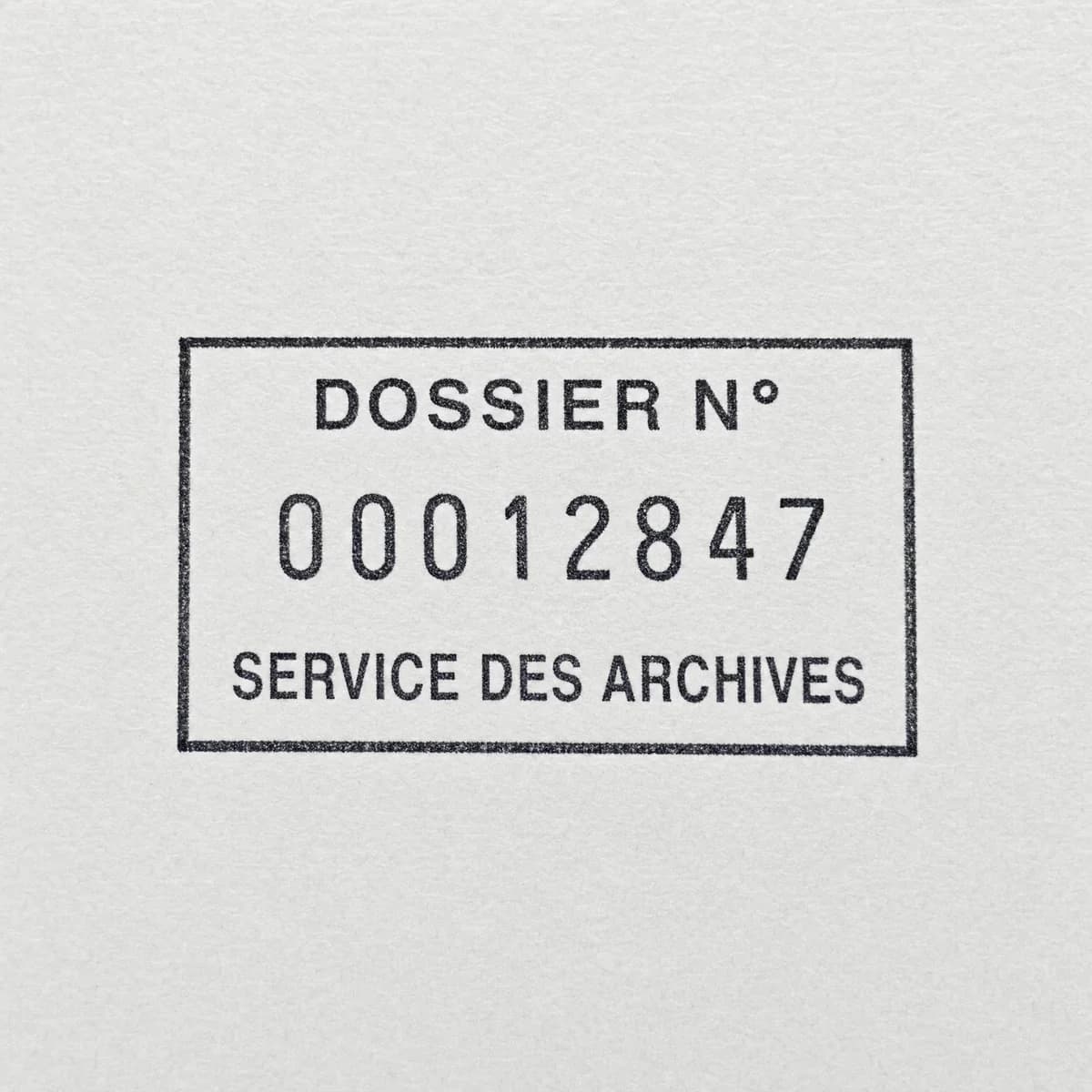 Dossier numéroté sur huit chiffres : exemple d’empreinte à l’encre noire sur papier blanc