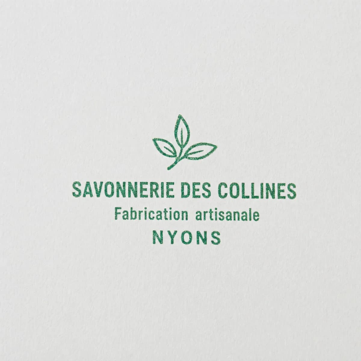 Savonnerie avec logo végétal : exemple d’empreinte à l’encre verte sur papier blanc
