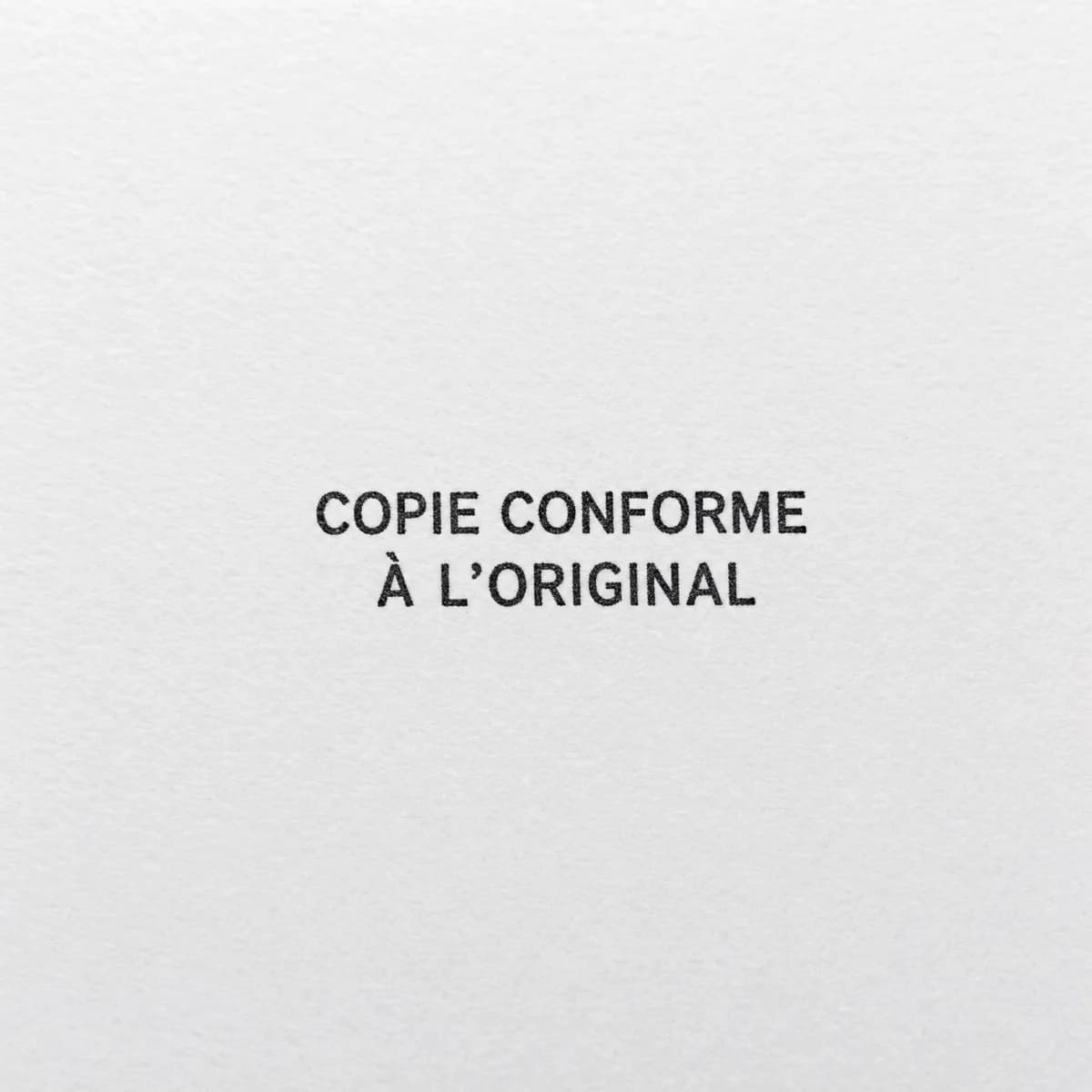 Copie conforme sur deux lignes : exemple d’empreinte à l’encre noire sur papier blanc