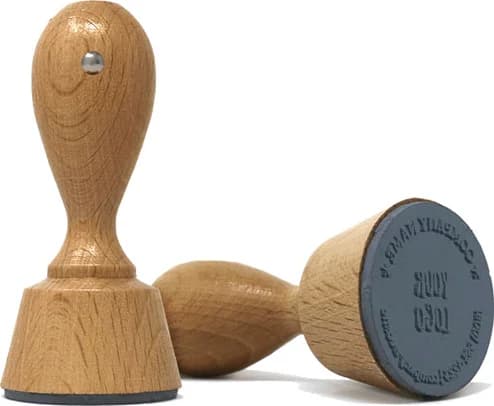 Tampons bois personnalisés : poignée en hêtre et plaque gravée